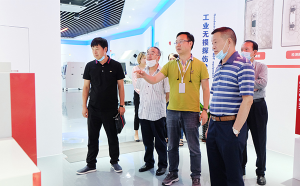 重庆市北碚区一行领导对日联科技总部进行参观调研